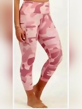 Zyia Active Pink Camo Pocket Light Tight Hi-Rise Capris Size 6-8